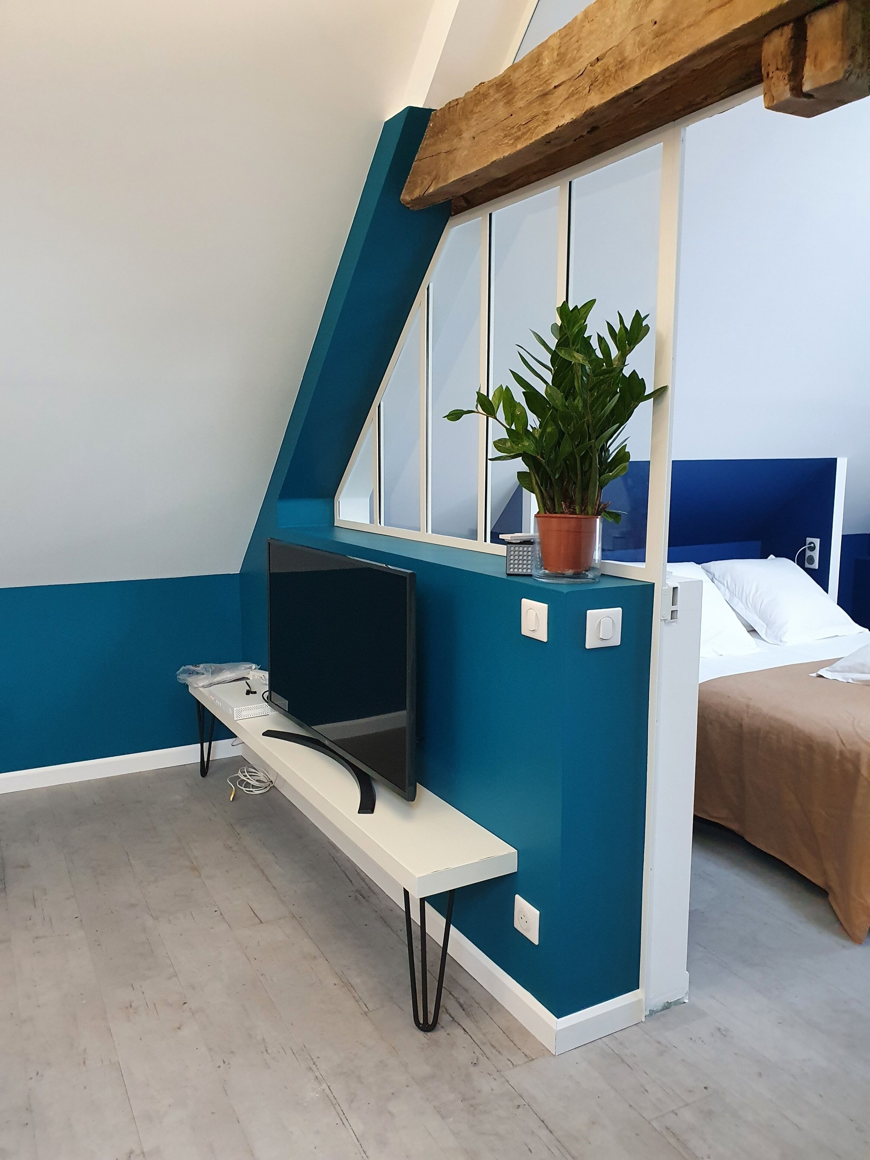2 bedrooms, iron/ironing board, internet, bed sheets