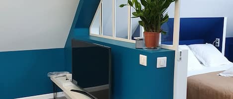2 bedrooms, iron/ironing board, internet, bed sheets