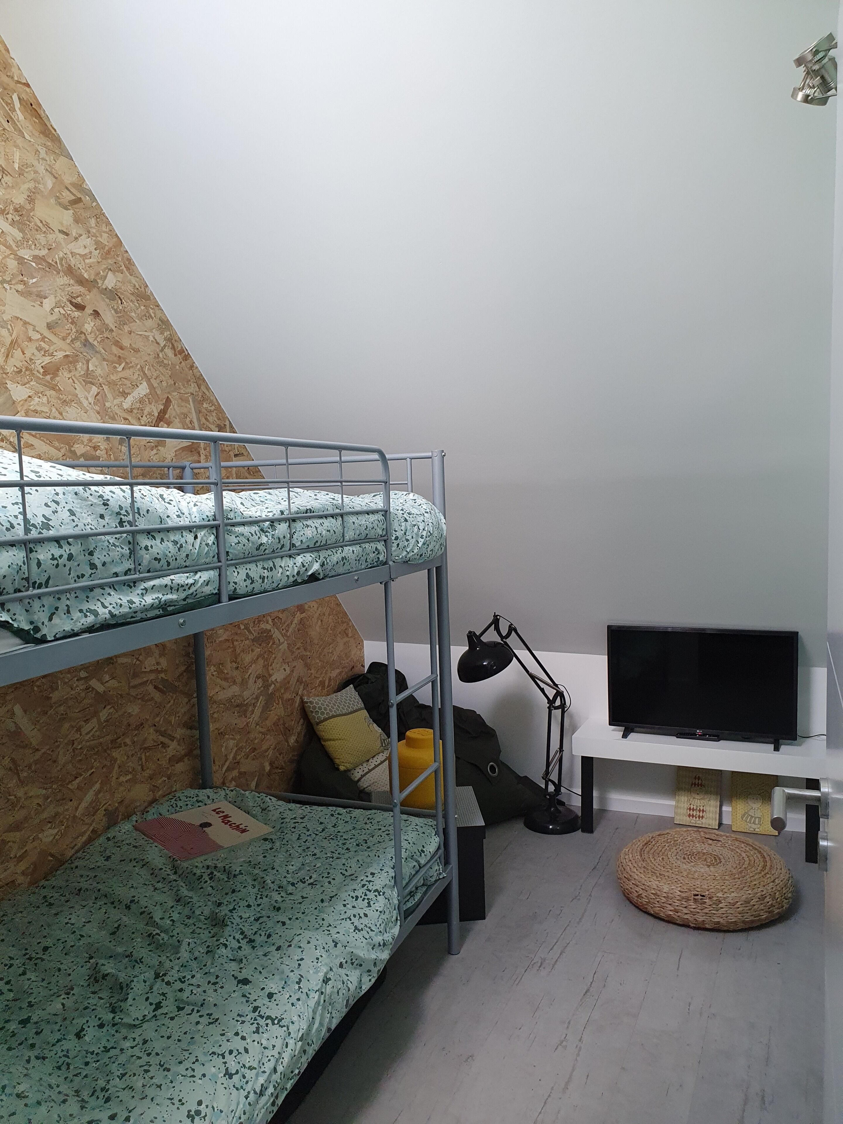 2 bedrooms, iron/ironing board, Internet, bed sheets