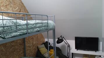 2 bedrooms, iron/ironing board, Internet, bed sheets