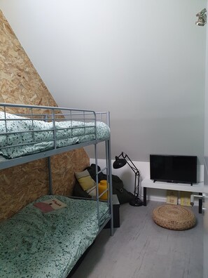 2 bedrooms, iron/ironing board, internet, bed sheets