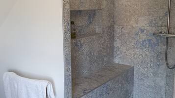 Dusche, Haartrockner, Handtücher, Seife