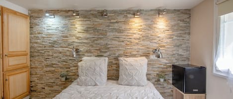 1 habitación, tabla de planchar con plancha, wifi y ropa de cama