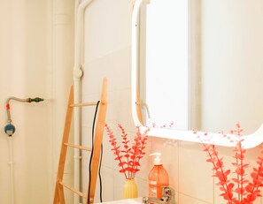 Bathroom - Quiet, charming Pigalle-Abbesses flat (Paris)