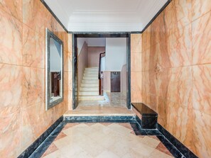 A marble-floored hallway leading to a staircase. - Apartment  by Interhome (Lisbon)
