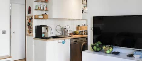 Refrigerador, microondas, horno y cafetera y tetera