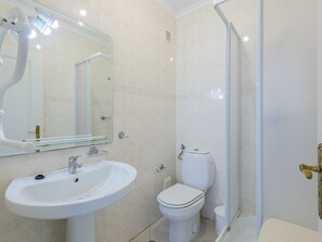 Ein Badezimmer mit Waschbecken, Toilette und Dusche.