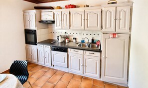Réfrigérateur, four, lave-vaisselle, cafetière/bouilloire