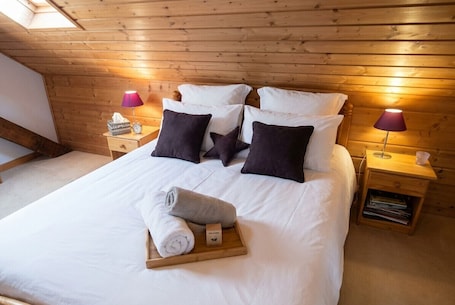 3 bedrooms, iron/ironing board, WiFi, bed sheets. House on the edge of the forest in La Claquette