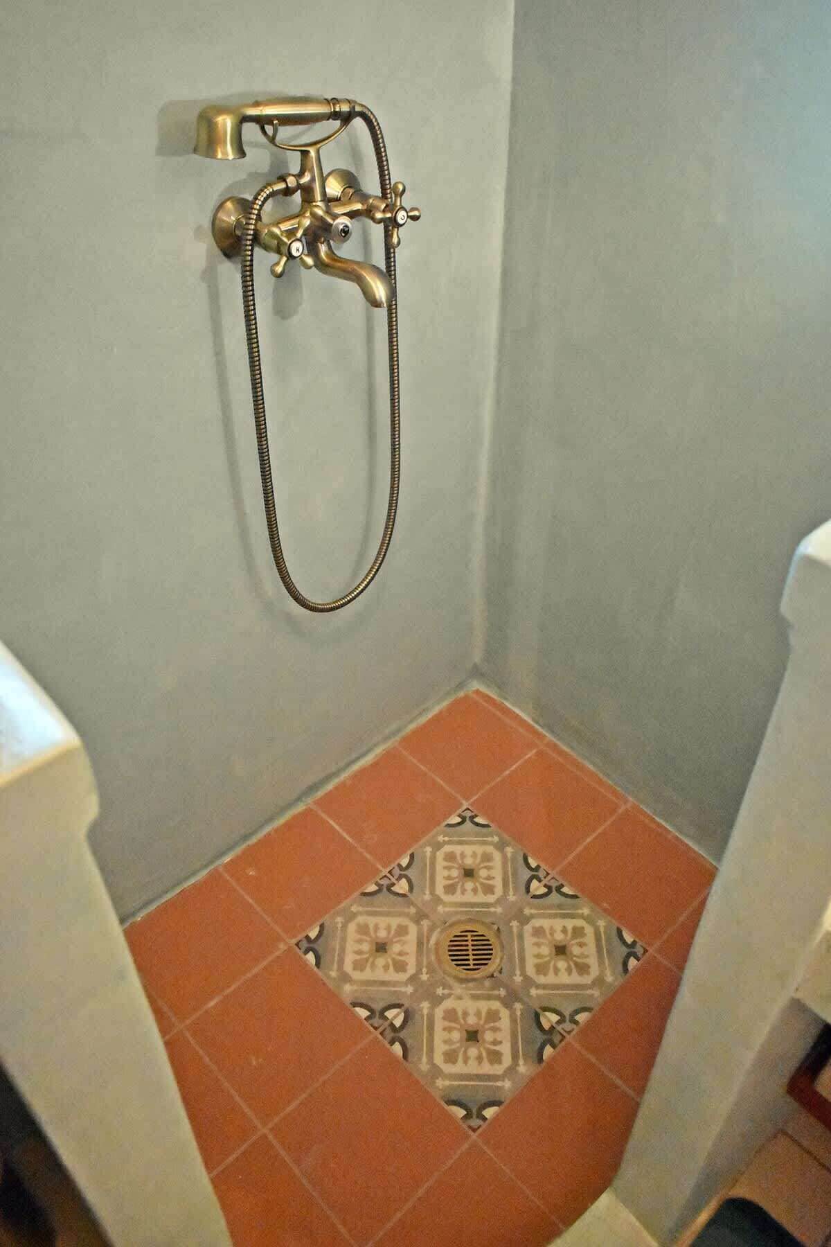 Chuveiro, secador de cabelo, shampoo 