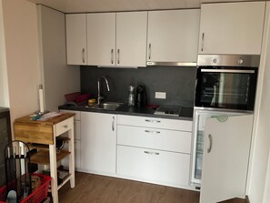 Kjøleskap, mikrobølgeovn, ovn og kjøkkenutstyr