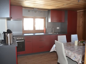 Réfrigérateur, batterie de cuisine, vaisselle et ustensiles