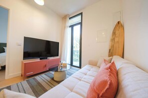 Living area - Les Suites du Parc : Appartement lumineux de 2 chambres avec une vue imprenable sur le parc Simone Veil à 2 minutes des halles (Sète)