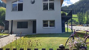 Un edificio de dos pisos con techo plano, ventanas amplias y un letrero sobre la entrada.