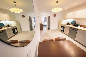 Dining - The Park Suites: Elegant stay facing Simone Veil Park, 2 bedrooms 2 minutes from the market halls (Sète)