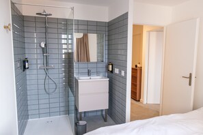 Shower, towels, shampoo - The Park Suites: Elegant stay facing Simone Veil Park, 2 bedrooms 2 minutes from the market halls (Sète)