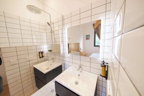 Dusche, Handtücher, Shampoo