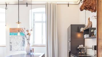 Een koelkast, een microgolfoven, een oven, een vaatwasser