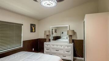 1 bedroom, desk, iron/ironing board, WiFi