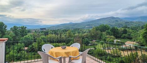 Condo, vista a la colina | Restaurante al aire libre