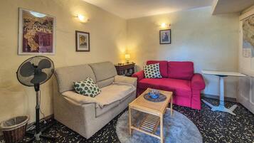 Apartment, Hügelblick | Wohnbereich