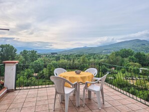 Appartamento, vista collina | Ristorazione all'aperto