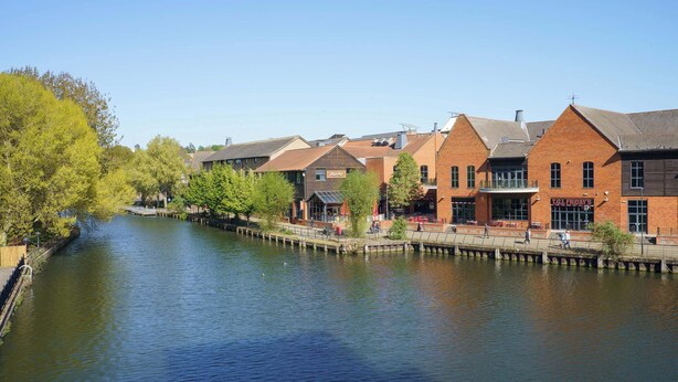 A river with buildings on the right bank, including a restaurant with outdoor seating. - Host & Stay | Austin House (Norwich)