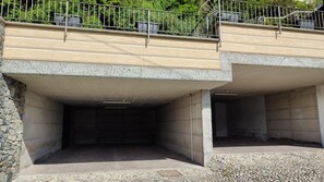 Ein mehrgeschossiges Parkhaus mit Betonwänden und einem Metallgeländer.