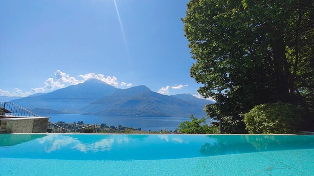 A swimming pool with a mountain view. - Apartments Chalet al Lac - Flowers - Pool & Lake Como View (San Gregorio)