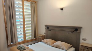 A double bed with a headboard, a bedside table, a nightstand, and a window with curtains. - Apartments Chalet al Lac - Flowers - Pool & Lake Como View (San Gregorio)