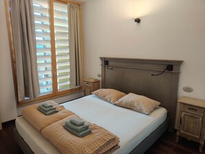 A double bed with a headboard, a bedside table, a nightstand, and a window with curtains. - Apartments Chalet al Lac - Flowers - Pool & Lake Como View (San Gregorio)