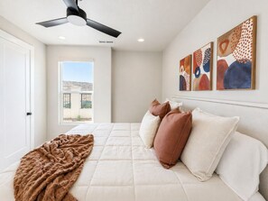 Tabla de planchar con plancha, cuna de viaje, wifi y ropa de cama 