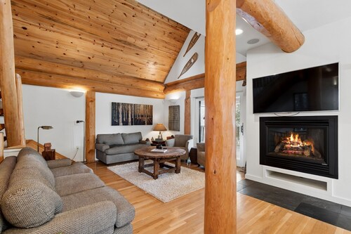 Newly Listed Ski-in/Ski-out Cabin with Private Sauna, Hot Tub and Fireplace