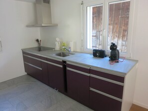 Kühlschrank, Ofen, Geschirrspüler, Kochgeschirr/Geschirr/Besteck
