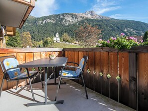 Outdoor dining - Muntschi, (Andeer). by Interhome (Andeer)