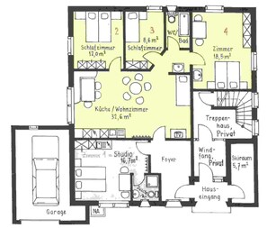 Een plattegrond met een woonkamer, keuken, twee slaapkamers, een badkamer, een studio, een entree, een garage en een privégedeelte.