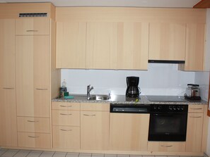 Kühlschrank, Ofen, Kochgeschirr/Geschirr/Besteck