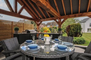Outdoor dining - Sea Estate House (Littlehampton)