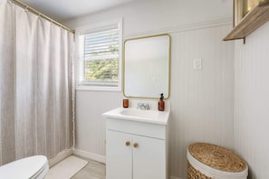 Shower, hair dryer, shampoo - Cozy Coastal Retreat Near Beach & Dining (Englewood)