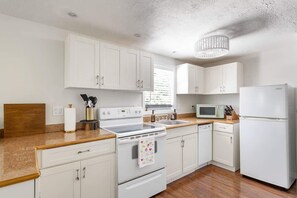 Fridge, microwave, oven, stovetop - Cozy Coastal Retreat Near Beach & Dining (Englewood)