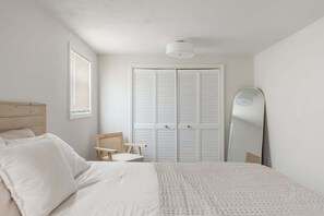 1 bedroom, iron/ironing board, WiFi, bed sheets - Cozy Coastal Retreat Near Beach & Dining (Englewood)