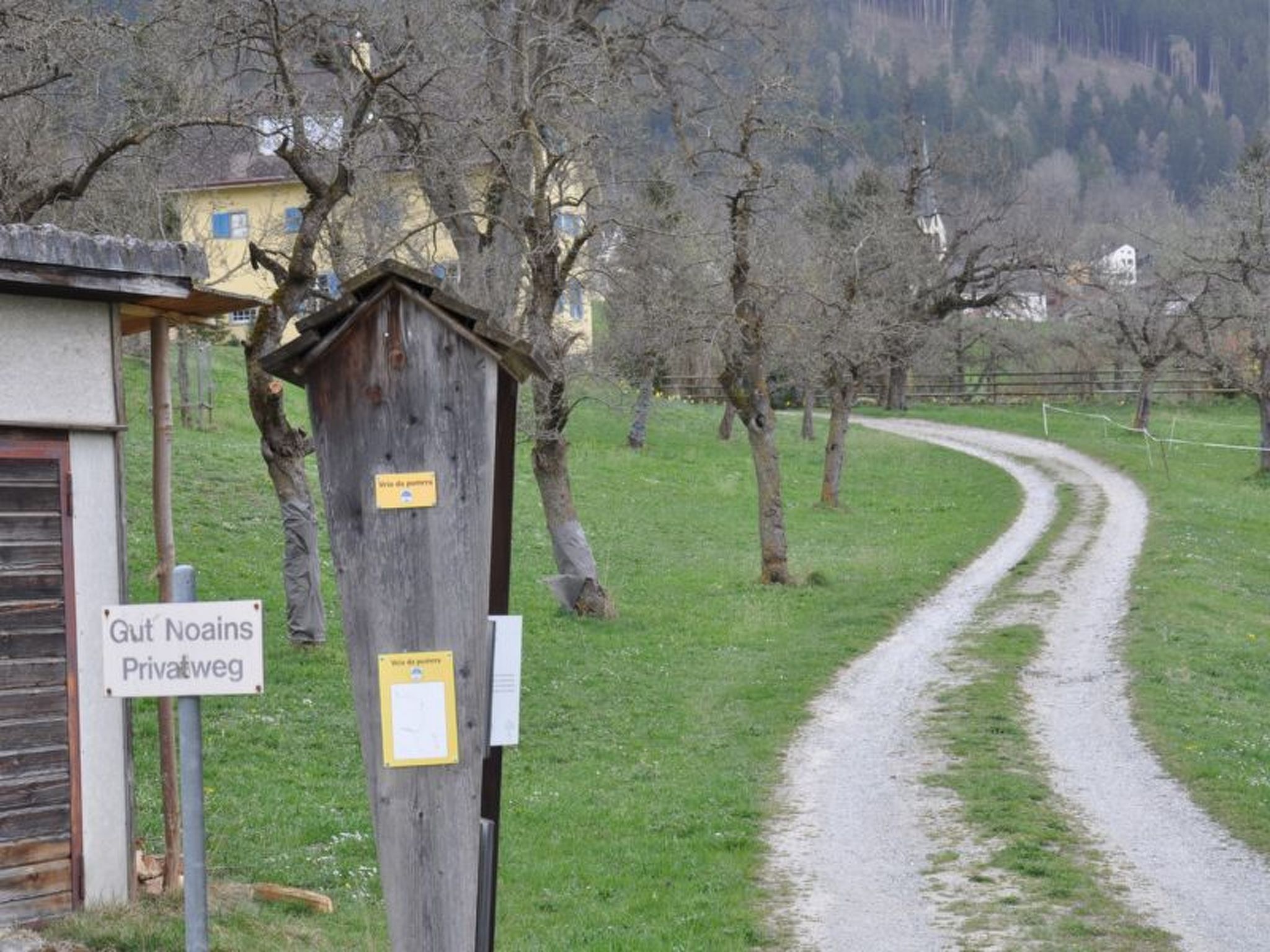 Camí rural que condueix a una construcció de fusta amb un senyal que indica que és una carretera privada.