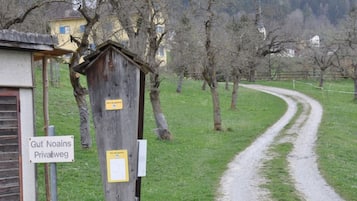 Camí rural que condueix a una construcció de fusta amb un senyal que indica que és una carretera privada.