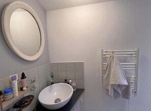 Shower, hair dryer, towels, soap - Vieux Lyon - Historic charm, unique alcove & modern comfort rue Saint-Jean (Lyon)