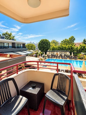 A rooftop terrace with a pool, outdoor seating, and a clear view of the surrounding area. - MENDOS GARDEN EXCLUSIVE (Muğla)