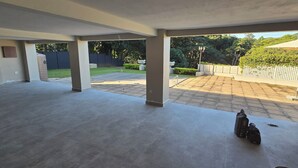 An open-plan living area with a view of a backyard. - Fantastic 4-bedroom house in pleasant Gillitts for your getaway (Gillitts)