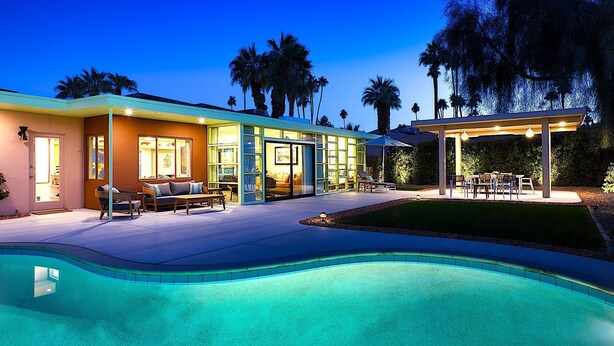 A modern house with a swimming pool, outdoor seating, and a covered patio area. - Star of Modernism Week - Three Bedrooms, Pool &Spa in Historic Deepwell Estates (Palm Springs)