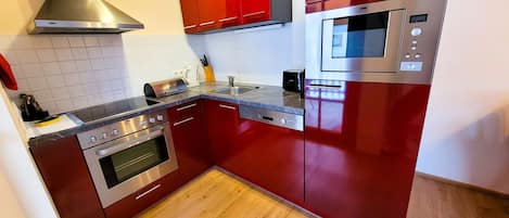 Kühlschrank, Mikrowelle, Ofen, Geschirrspüler