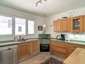 Kühlschrank, Mikrowelle, Ofen, Geschirrspüler