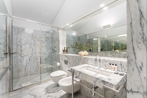Shower, hair dryer, towels - GuestReady - Clérigos Luxury (Porto)
